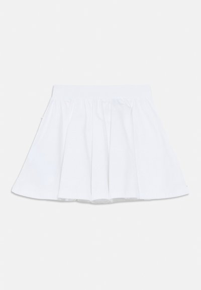Λευκή πλισέ φούστα με ελαστική μέση, με φαρδιά σχεδίαση και λεία υφή. Απλή, μινιμαλιστική εμφάνιση.