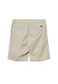 Beige shorts lavet af bomuld med en afslappet pasform, der har en elastisk talje og to baglommer med et lille metallogo som accent.