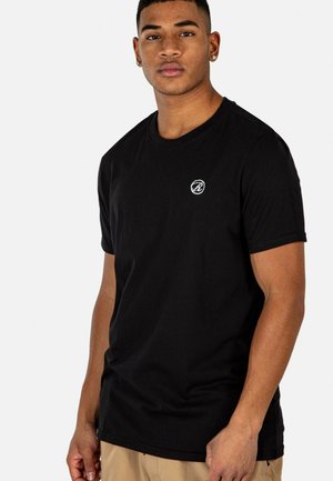 Schwarzes Baumwoll-T-Shirt mit kurzen Ärmeln, rundem Ausschnitt und einem kleinen weißen Logo im linken Brustbereich. Glatte Textur und taillierte Passform.