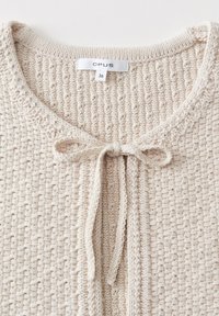 Helles beiges Strickcardigan mit strukturiertem Muster, Rundhalsausschnitt und einer Krawattendetails vorne. Das Etikett trägt die Aufschrift "OPUS" und Größe "36."