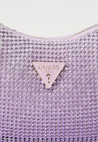 Guess ZALINA MINI TOP ZIP BAG - Käsilaukku - orchid