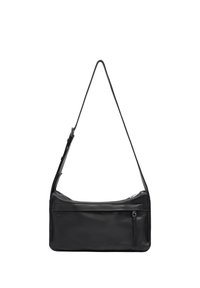 Bolso de hombro de cuero negro con forma plana, correa ajustable y múltiples compartimentos con cremallera para almacenamiento. Textura suave y diseño minimalista.