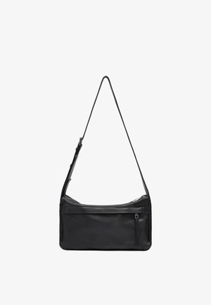 Schwarze Leder-Umhängetasche mit flacher Form, verstellbarem Trageriemen und mehreren mit Reißverschluss versehenen Fächern zur Aufbewahrung. Glatte Textur und minimalistisches Design.