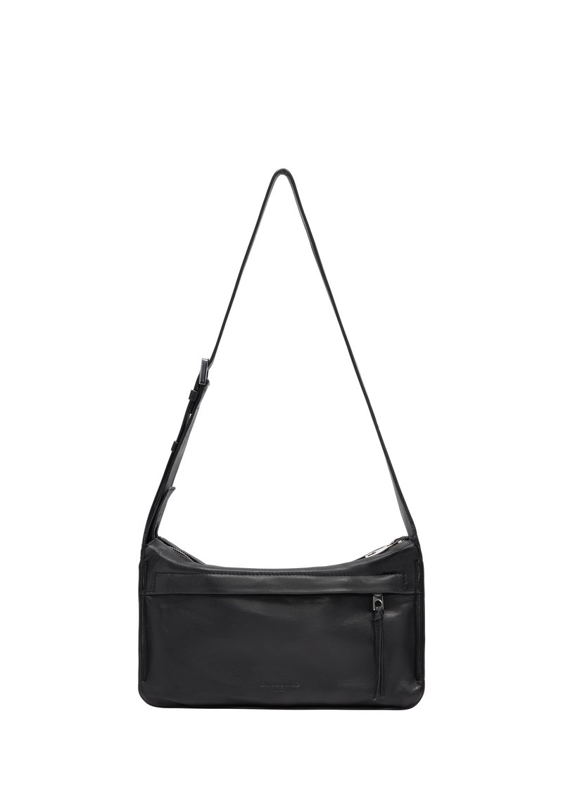 Bolso de hombro de cuero negro con forma plana, correa ajustable y múltiples compartimentos con cremallera para almacenamiento. Textura suave y diseño minimalista.