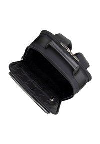 Sac à dos en textile noir avec zips, deux poignées et un intérieur à motifs. L'intérieur comprend des poches pour l'organisation et une texture lisse.