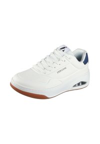 Scarpa sportiva bianca con design perforato, suola in gomma e ammortizzazione ad aria. Presenta un accento blu navy sul tallone e sui lacci.