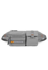 Borsa a cintura in nylon grigio con una tasca con zip e una tasca con pattina, dotata di un accento arancione e di un logo del marchio sul pannello frontale.