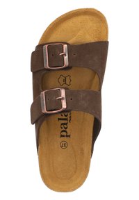 Sandal in suede marrone con due cinturini regolabili, fibbie in tono rame e un plantare in sughero. La suola è curva per il comfort.