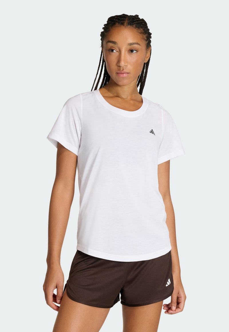 Biały sportowy t-shirt z krótkimi rękawami, okrągłym dekoltem oraz małym czarnym logo Adidas na lewej piersi. Gładki, lekki materiał.