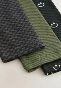 Trei manșete din material ribbed în gri, verde măsliniu și verde închis, având un imprimeu cu fețe zâmbitoare pe cea verde închis. Detalii de cusătură vizibile.