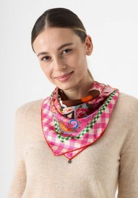 Multicolored zijden sjaal met een paisley- en bloemenpatroon, voorzien van roze geblokte randen en een rode bies. Draagt als een halsaccessoire.