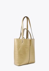 Zlatá taška přes rameno z texturované kůže, s dvojitými uchy a řetízkovým detailem. Obsahuje dva nýty na přední straně a kontrastní šev.