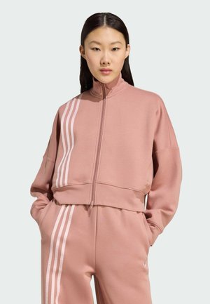 Roze zip-up sweatshirt met een hoge kraag en afgezakte schouders, met drie witte verticale strepen aan één kant. Zachte stofstructuur.