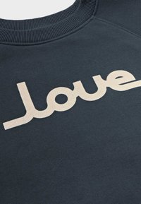 Felpa blu navy con scollo a girocollo, caratterizzata da una grande grafica color crema con la scritta "love" in un font arrotondato sul petto.