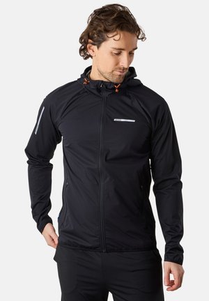 Schwarze Sportjacke mit durchgehendem Reißverschluss, verstellbare Kapuze, reflektierenden Akzenten und elastischen Bündchen; leichtes, glattes Material.