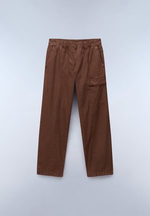 Pantalon marron droit avec ceinture élastique, poches latérales et une poche à rabat sur la cuisse droite, présenté sur un fond clair.