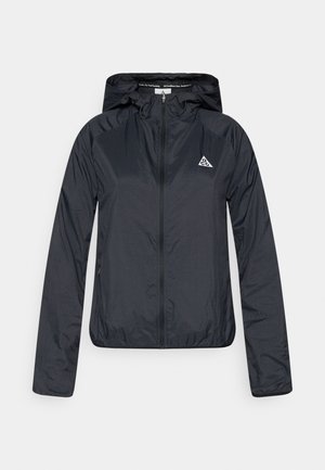 Μαύρο ελαφρύ μπουφάν με κουκούλα, φερμουάρ μπροστά και τριγωνικό λογότυπο. Λεία υφή με ελαστικά μανίκια και στρίφωμα, σχεδιασμένο για υπαίθρια χρήση.