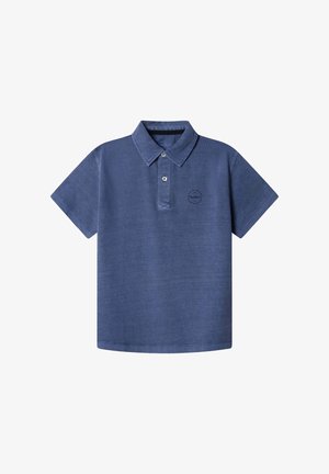 Polo a maniche corte di colore blu con colletto, abbottonatura a due bottoni e piccolo logo circolare sul petto a sinistra.