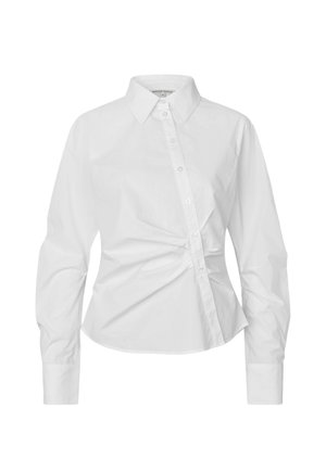 Camicia bianca a maniche lunghe con bottoni, colletto a punta e arricciature asimmetriche sul lato destro anteriore.