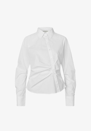 Camicia bianca a maniche lunghe con bottoni, colletto a punta e arricciature asimmetriche sul lato destro anteriore.
