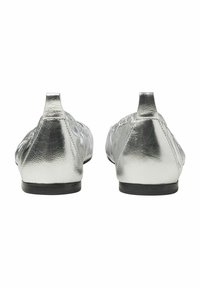 Scarpe flat metalliche argento con una superficie liscia, punta a forma appuntita e un tacco basso, caratterizzate da un design minimalista senza accenti prominenti.