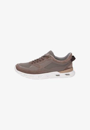 Braune Wildleder- und Mesh-Sneaker mit runder Zehenpartie, weißer Gummisohle und Schnürung; verfügt über ein strukturiertes Panel und eine Zuglasche hinten.