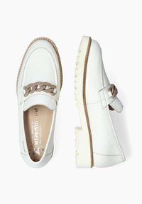 Mocassins en cuir blanc avec un accent en chaîne beige épaisse, tige texturée, bout rond et semelle en caoutchouc dotée d'un motif de protège-semelle.