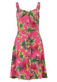 Robe florale rose avec des feuilles vertes et des fleurs jaunes, comportant un devant à boutons et un nœud à nouer au niveau du cou.