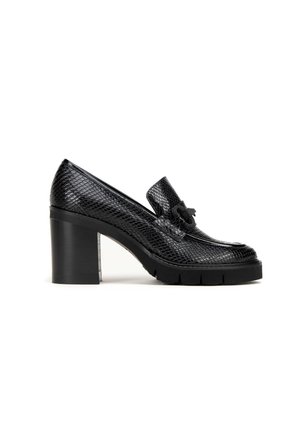 Zwarte leren schoenen met blokhak, afgewerkt met een gestructureerde slangenprint, en voorzien van een strikdetail op de bovenkant en een dikke rubbere zool.