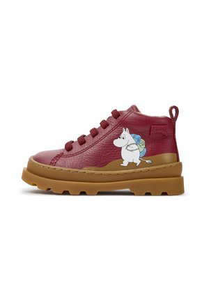 Roter Kinderlederstiefel mit brauner Profilsohle, Schnürsenkeln und der Mumin-Figur mit Rucksack an der Seite.