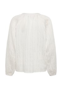 Blusa blanca de mangas largas con una tela texturizada y rayas verticales, suaves fruncidos en el escote y mangas ligeramente abullonadas.
