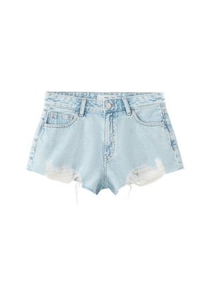 Short en jean bleu clair avec des ourlets effilochés, un bouton devant, des passants de ceinture et deux poches avant sur fond blanc.