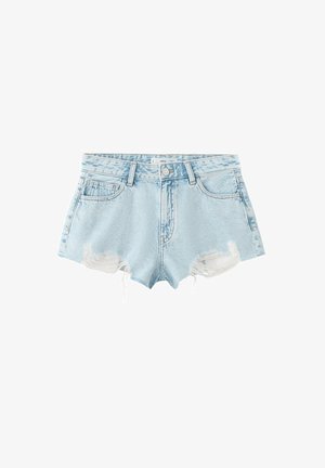Short en jean bleu clair avec des ourlets effilochés, un bouton devant, des passants de ceinture et deux poches avant sur fond blanc.