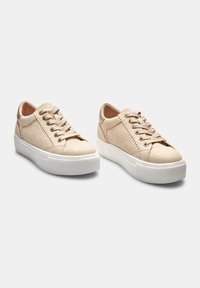 Beezid sneakerid tekstuuriga külgpaneeliga, ümmarguse nina ja lame valge kummist taldadega. Omab nööpimise sulgemist ja pehmet kangast voodrit.