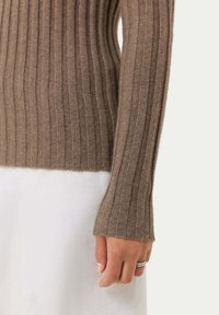 GOBI Cashmere CREW NECK - Stickad tröja - taupe