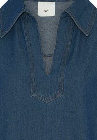 Σκούρο μπλε πουκάμισο denim με βαθύ V-λαιμόκοψη και φαρδύ γιακά, με αντίθετη ραφή γύρω από το λαιμό.