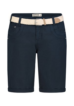 Marineblaue knielange Shorts mit umgeschlagenen Säumen, Vordertaschen und einem hellbeigen geflochtenen Gürtel mit silberner Schnalle.