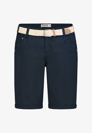 Marineblauwe knielange short met opgerolde zoom, voorzakken en een lichtbeige gevlochten riem met een zilveren gesp.