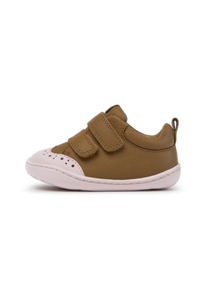 Brun babyskos med hvid sål, to velcrostropper og perforeret design på den afrundede tå for nem lukning og komfort.