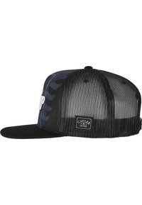 Crna snapback kapa s mrežastom poleđinom, s crno-plavim apstraktnim dizajnom, ravnim vizirima i oznakom brenda sa strane.