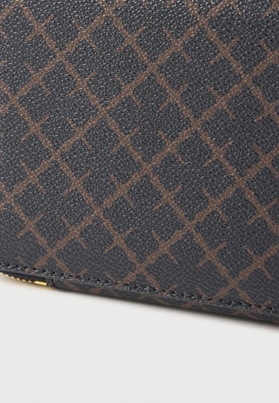 Μαύρο συνθετικό πορτοφόλι με υφή, με διακοσμητικό μοτίβο ρόμβων σε καφέ χρώμα, εμφανή φερμουάρ και επιχρυσωμένες λεπτομέρειες.