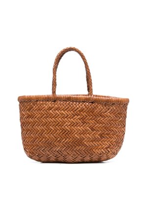 Sac fourre-tout en cuir tressé marron moyen avec un motif chevron et deux poignées arrondies sur fond blanc.