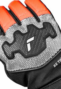 Schwarze und orange Handschuhe mit strukturiertem Griff, ausgestattet mit einem markanten gewebten Muster und einem gummierten Logo auf einem silbernen Bereich.