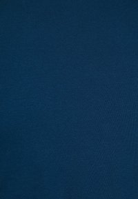 Tela azul oscuro con una textura suave y lisa, que presenta un patrón acanalado. El material parece ligero y elástico.