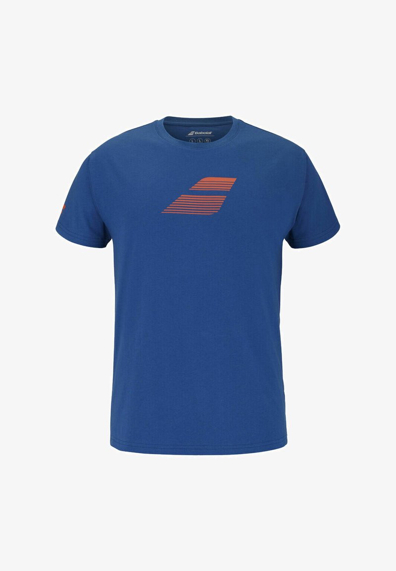 Camiseta de algodón azul de manga corta con un diseño de logo a rayas rojas en el frente, cuello redondo y corte estándar. Textura suave.