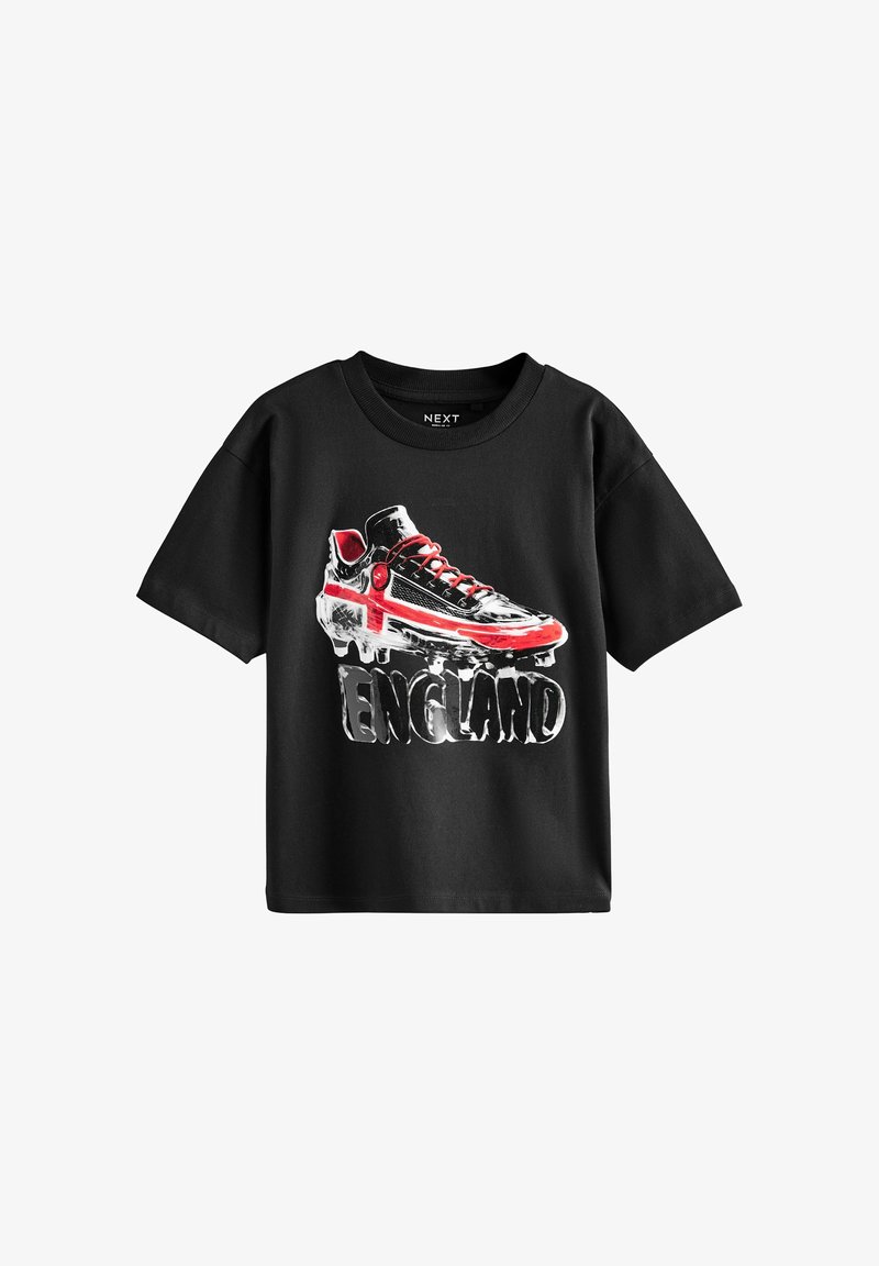 Fekete, rövid ujjú póló, amelyen egy piros kereszttel díszített focicipő grafika látható, alatta az "ENGLAND" felirattal.