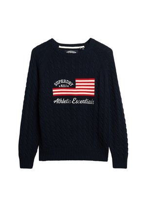 Marineblauwe gebreide trui met kabelpatroon, voorzien van een logo-opdruk aan de voorkant met rode en witte strepen en de tekst "SUPERDRY N.Y.C." en "Athletic Essentials."