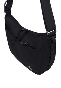 Borsa a tracolla nera in tessuto con tasca con zip, strap regolabile e scomparto frontale dotato di corda bungee per una conservazione sicura.