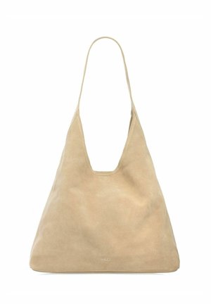 Beżowa zamszowa torebka na ramię o szerokiej podstawie i jednym pasku, z delikatnym przeszyciem i małym wytłoczonym logo w pobliżu dolnego środka.