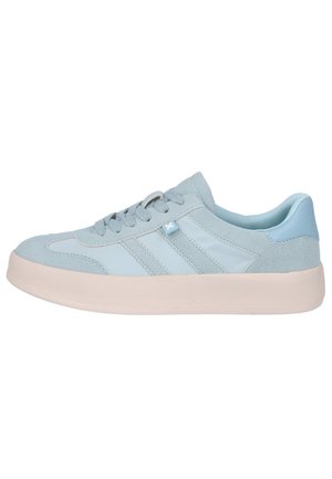Zapatilla deportiva azul claro de caña baja con paneles de ante y cuero, cierre con cordones en la parte delantera, suela blanca y pequeña etiqueta azul en el lateral.